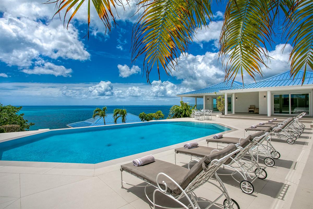 Luxury Villa Rental St Martin - Pool and deckchairs